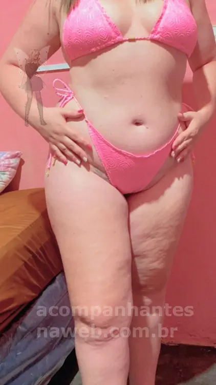 Loira sensual do casal de sexo online de lingerie rosa